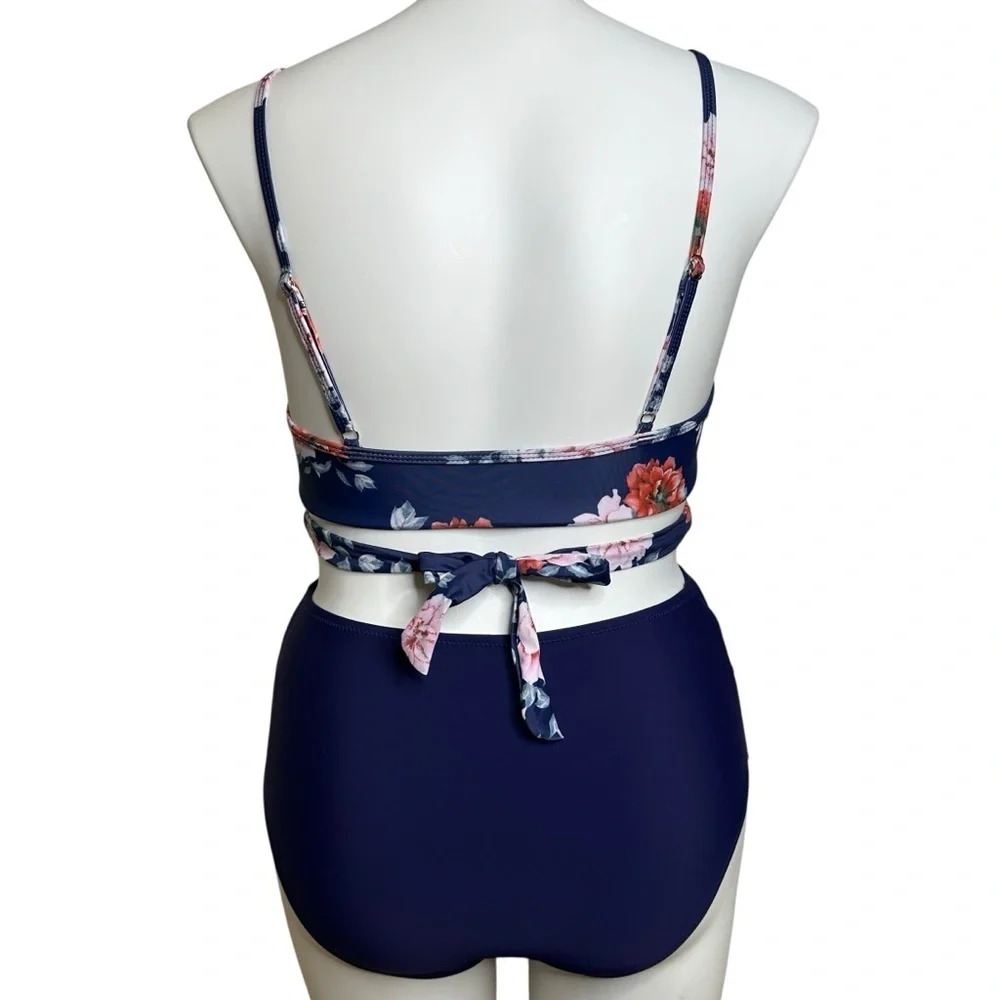 Woman's Floral Twist-Front Bikini Top NWOT Large